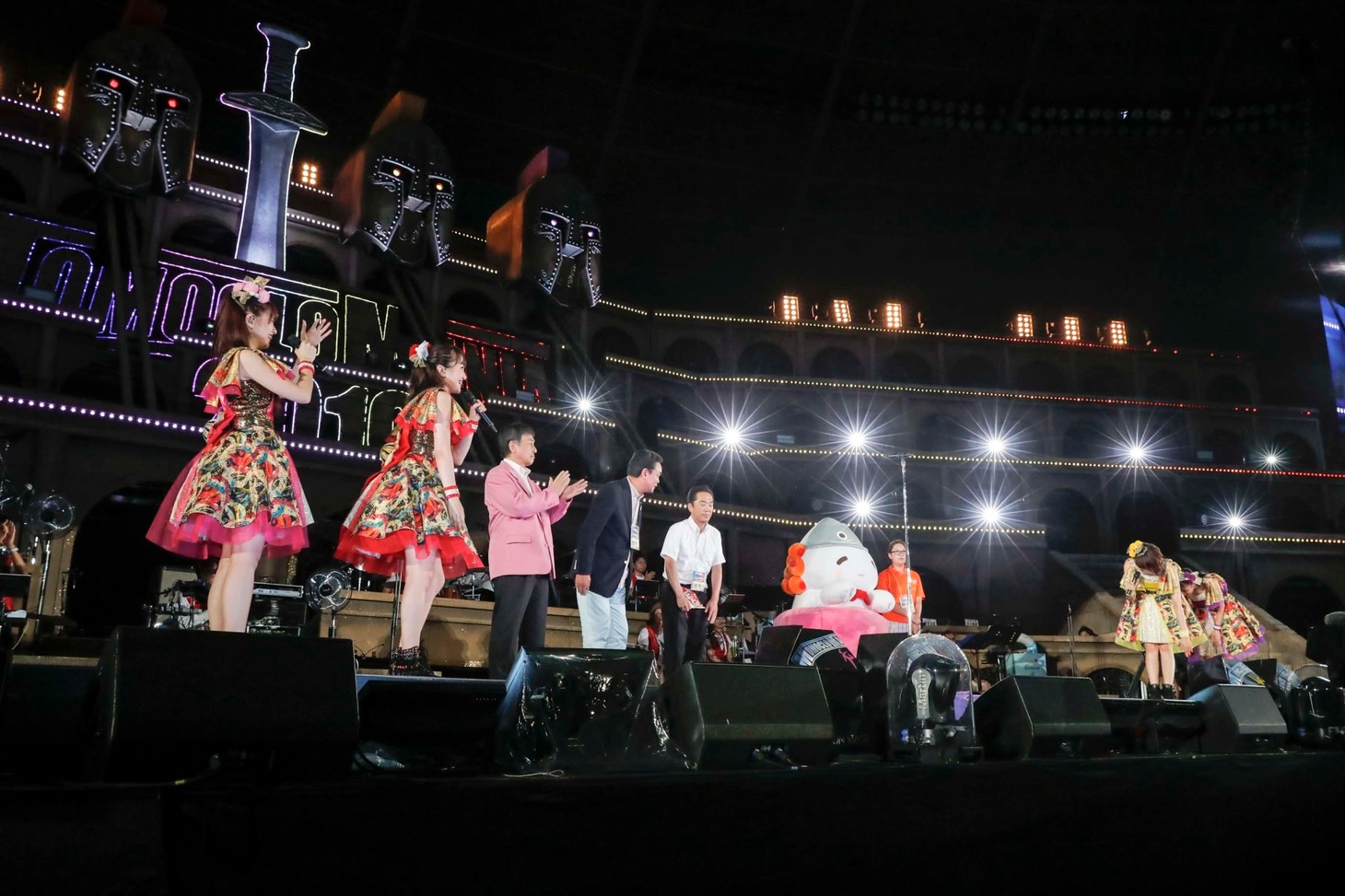 「MomocloMania2019 -ROAD TO 2020- 史上最大のプレ開会式」の様子。