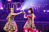 左から玉井詩織、佐々木彩夏。