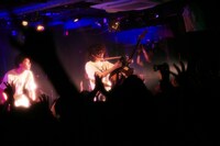 アンコールで定食屋のTシャツを着てギターソロを披露する真田徹。（Photo by  Kae Homma）