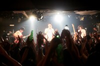 最後の曲をパフォーマンスし観客の歓声に応える4人。（Photo by  Kae Homma）