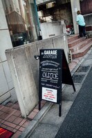 公演名が記された下北沢GARAGE入り口前の立て看板。（Photo by Satsuki Kato）
