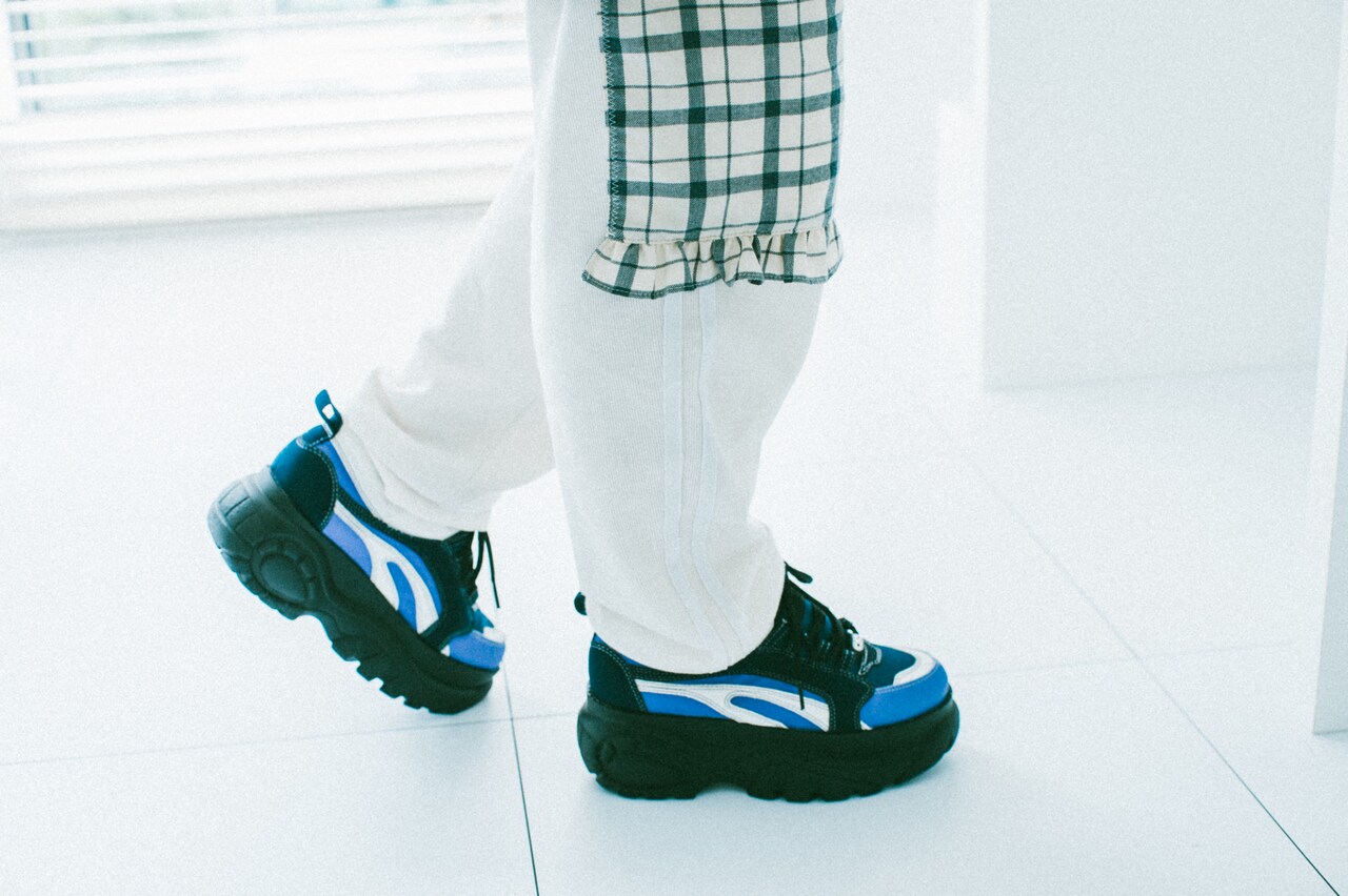 コショージメグミのフリル付きラインパンツ。