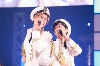 左からとみたけ、にーちゃん。（写真提供：株式会社DD）