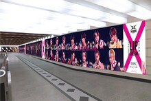 阪急梅田駅の「DHC 薬用 リップクリーム 3本セット［THE RAMPAGE from EXILE TRIBE］」大型交通広告掲出イメージ。