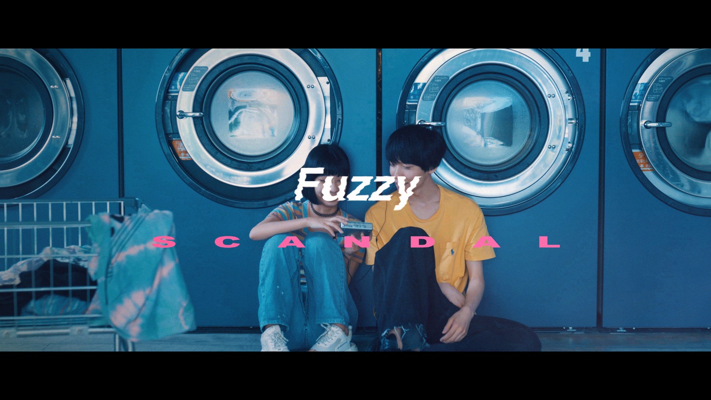 SCANDAL「Fuzzy」ミュージックビデオより。