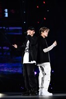 マーク（NCT 127）とベクヒョン（EXO）。（写真提供：エイベックス）