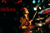 菊地英二（Dr）（撮影：横山マサト）