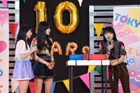 毎年並々ならぬ意欲で腕相撲に取り組みながらもなかなか勝利をつかめないアップアップガールズ（仮）の佐保明梨（中央）は前日に腕を負傷し出場を断念。後輩であるアップアップガールズ（2）の佐々木ほのか（左）に代役を託した。ZOCの香椎かてぃ（右）はクマリデパートの楓フウカが参加すると聞き勝負を挑むためにエントリーしたという。