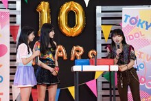 毎年並々ならぬ意欲で腕相撲に取り組みながらもなかなか勝利をつかめないアップアップガールズ（仮）の佐保明梨（中央）は前日に腕を負傷し出場を断念。後輩であるアップアップガールズ（2）の佐々木ほのか（左）に代役を託した。ZOCの香椎かてぃ（右）はクマリデパートの楓フウカが参加すると聞き勝負を挑むためにエントリーしたという。