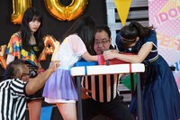 佐々木ほのか（左）をあっけなく潰す放課後プリンセス・関根ささら（右）。