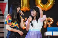 あっけなく敗退し笑顔の佐々木ほのか（右）。