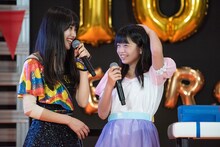 あっけなく敗退し笑顔の佐々木ほのか（右）。