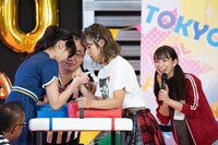 決勝進出を決める関根ささら（左）とQ-pitch・榎本あやせ（中央）のバトルは組み合いからひりつく展開に。思わず覗き込むMCの酒井瞳（右）。