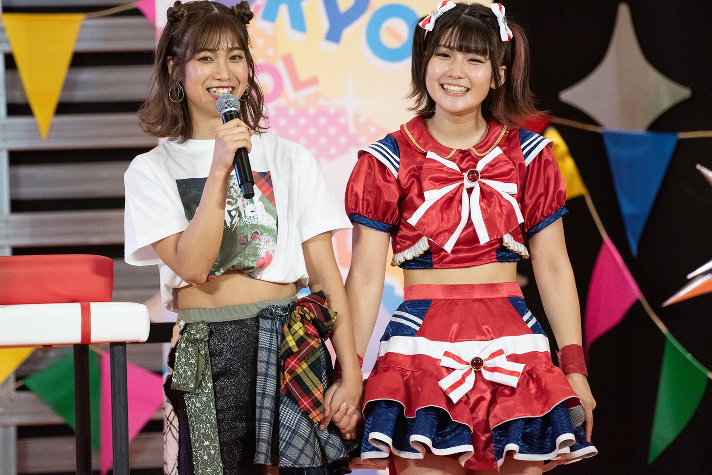 去年の大会で仲良くなったという榎本あやせ（左）と夏目みさき（右）は手をつないで3位決定戦のリングへ。