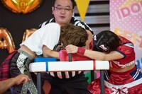 仲良くなった榎本あやせ（左）を容赦なく沈める夏目みさき（右）。