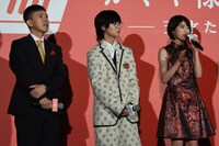 左から河合勇人監督、ゆうたろう、池間夏海。