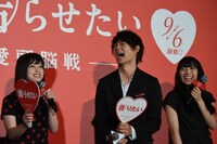 左から橋本環奈、佐野勇斗（M!LK）、浅川梨奈。