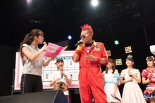 漠然とした筋書きでドラマを進行させようとするギュウゾウ（中央）に的確なツッコミを入れる酒井瞳（左）。