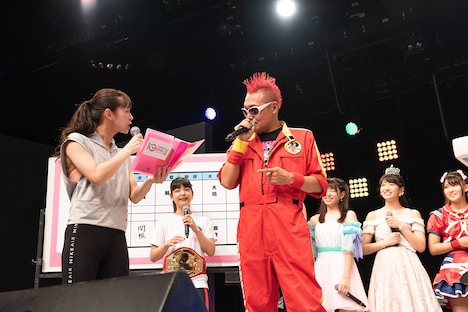 漠然とした筋書きでドラマを進行させようとするギュウゾウ（中央）に的確なツッコミを入れる酒井瞳（左）。