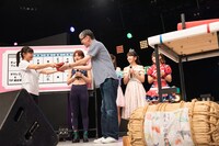 チャンピオンベルトを返還する我妻桃実（左）。