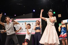 勝利の雄叫びをあげるTIF・タワレコ連合軍と酒井瞳（左端）。