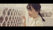 尾崎由香「Dream On ～遠い日のあの空～」ミュージックビデオのワンシーン。