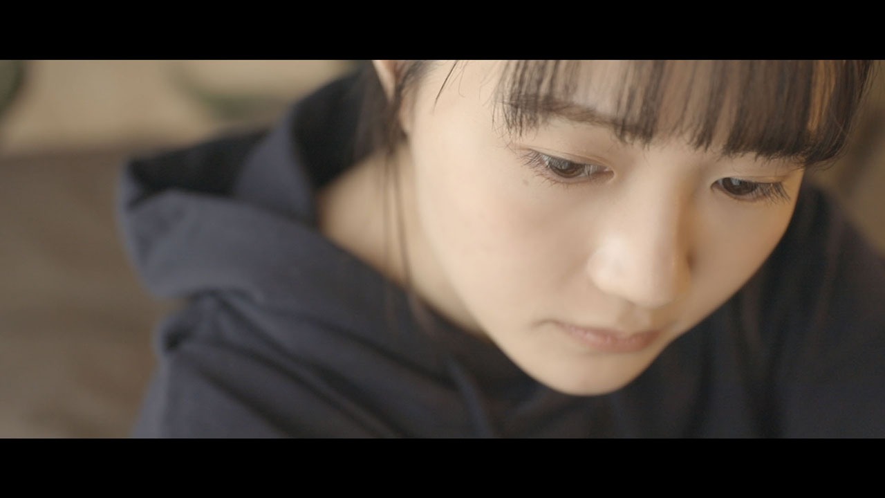 尾崎由香「Dream On ～遠い日のあの空～」ミュージックビデオのワンシーン。