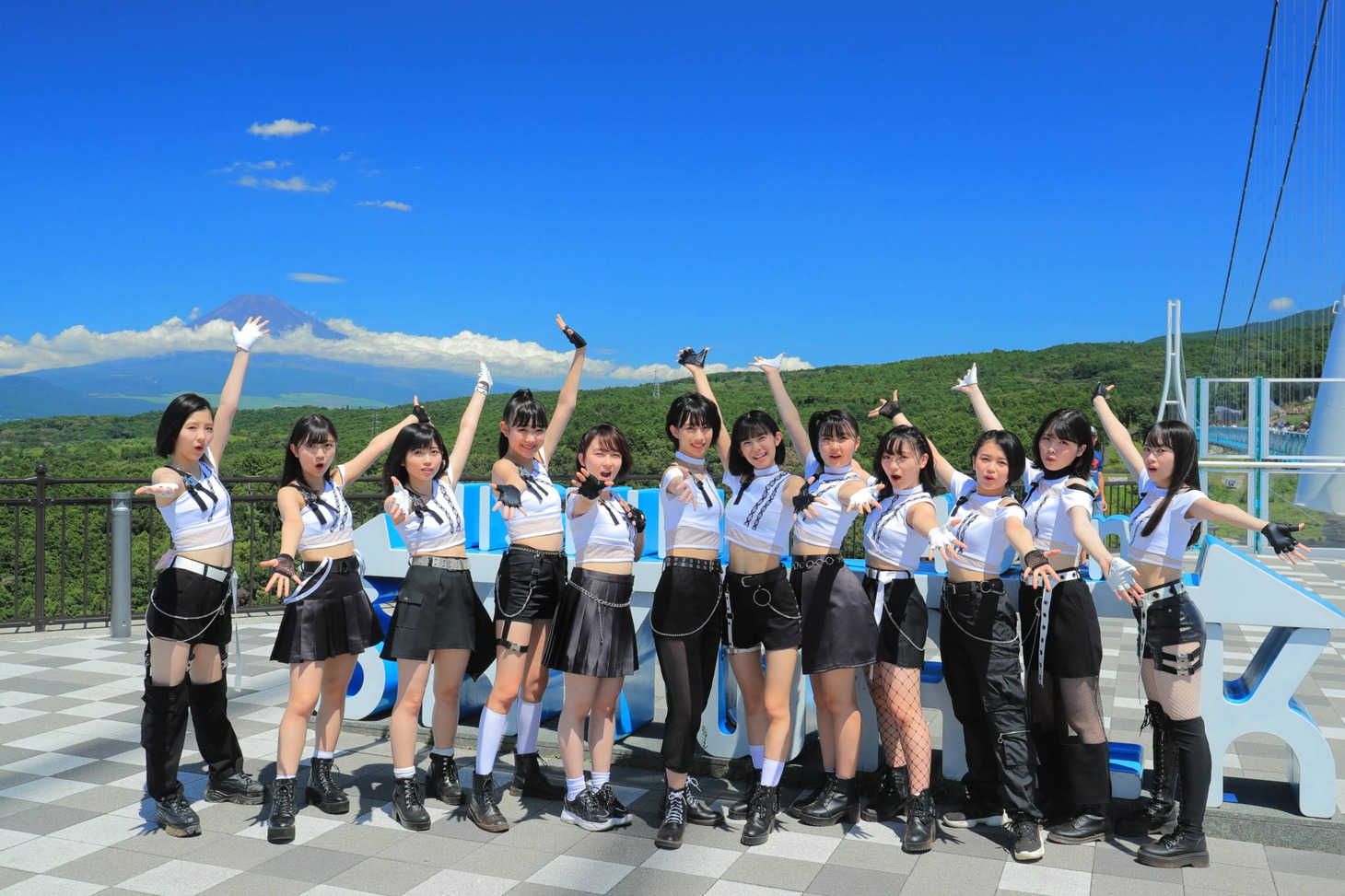 BEYOOOOONDS（写真提供：アップフロント）