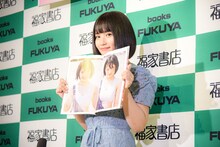 海での撮影カットを見せる矢作萌夏（AKB48）。