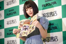 絵日記風のページを紹介する矢作萌夏（AKB48）。