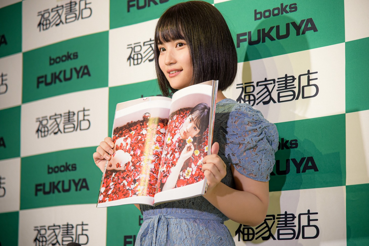 花風呂ショットを見せる矢作萌夏（AKB48）。