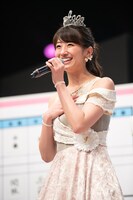 16時を境にプリンセスへと変わる放課後プリンセスの関根ささらは頭にティアラを乗せてリングイン。