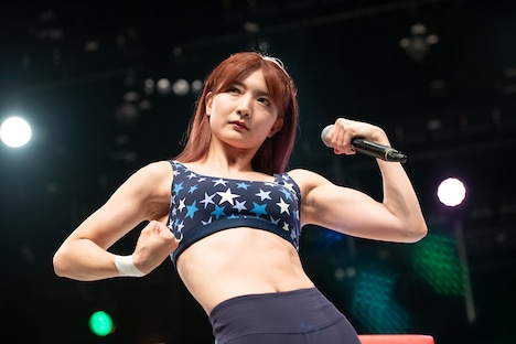 美ボディをこれでもかと見せつける試合前のアップアップガールズ（仮）の森咲樹。