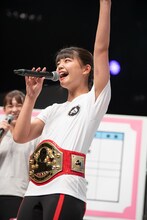 栄光のチャンピオンベルトを巻いて入場した我妻桃実。