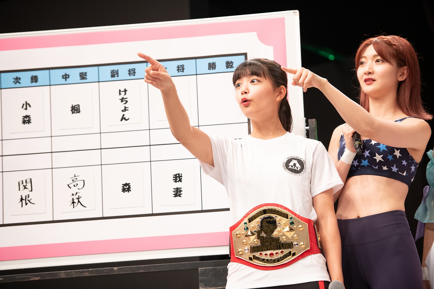 ギュウゾウの理不尽な要求にガヤを飛ばす我妻桃実（左）と森咲樹（右）。