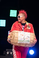 米俵を撤収するギュウゾウ。