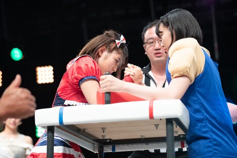 ギュウ農フェス選抜軍の先鋒・桜エビ～ずの水春（右）を迎え撃つchuLa夏目みさき（左）。