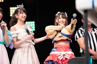 とりあえず肉襦袢を身に着ける夏目みさき（右）。