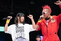 “アイアムチョーノ”ポーズを決めるゆるめるも！けちょん（左）とギュウゾウ（右）。