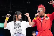 “アイアムチョーノ”ポーズを決めるゆるめるも！けちょん（左）とギュウゾウ（右）。