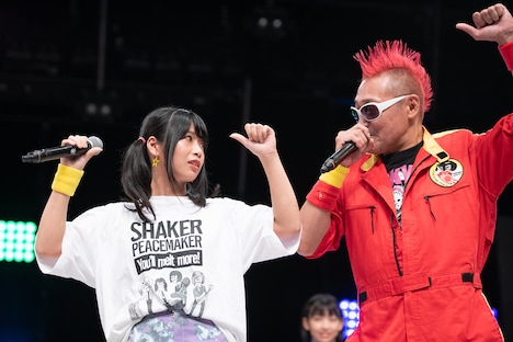 “アイアムチョーノ”ポーズを決めるゆるめるも！けちょん（左）とギュウゾウ（右）。