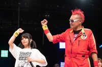 いちゃもんをつけるけちょん（左）とギュウゾウ（右）。