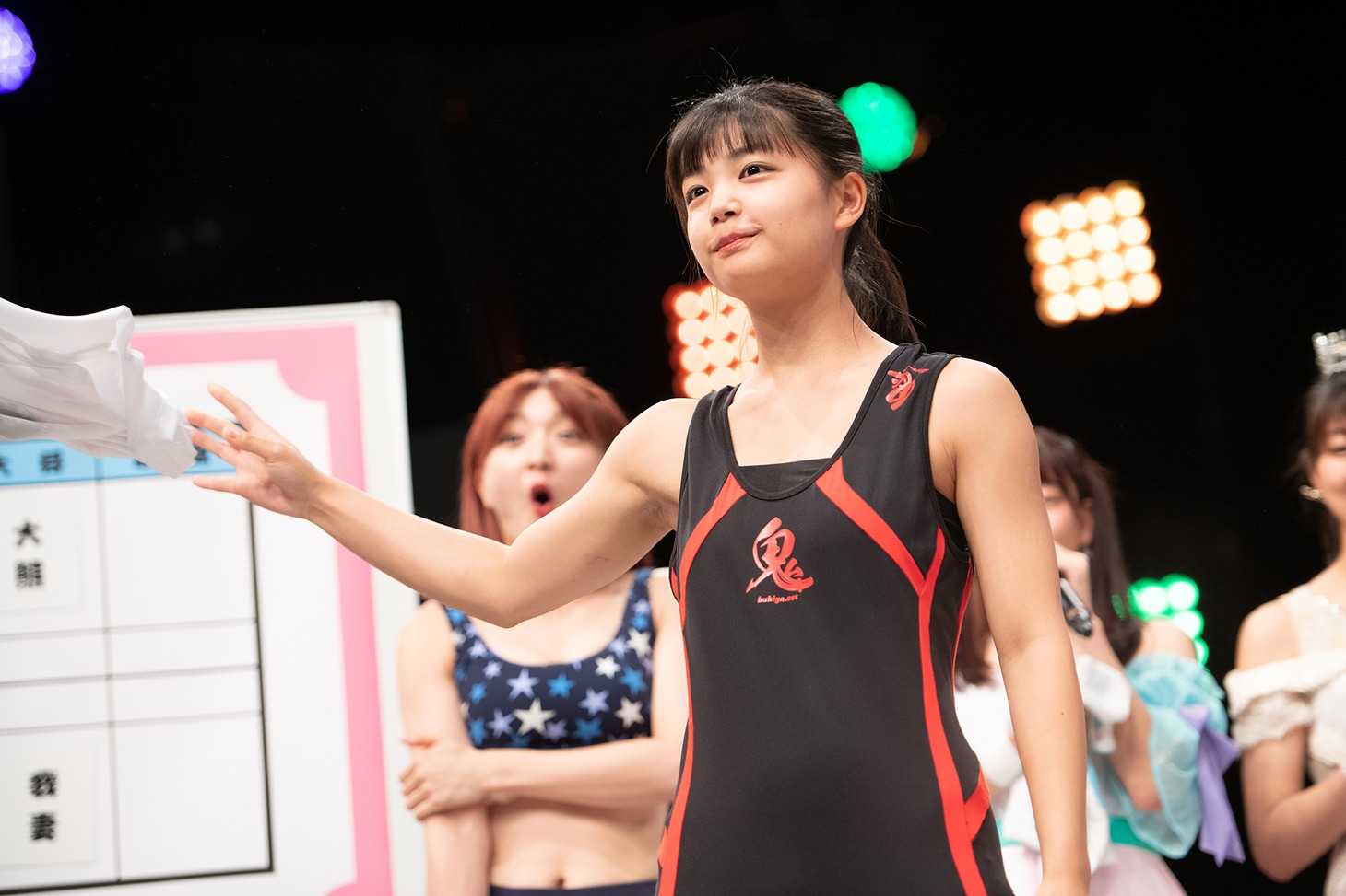 Tシャツを脱ぎ捨てレスリングのコスチュームをあらわにした我妻桃実。
