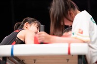 大熊こころ（右）の右腕を一瞬でひねり上げる我妻桃実（左）。