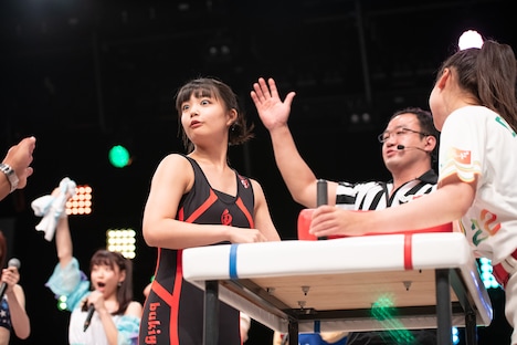 思いのほか早く勝負がついてしまい驚く我妻桃実。