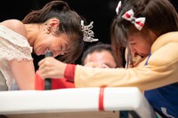 夏目みさき（右）の腕力に圧倒される関根ささら（左）。