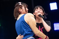 なぜか敵同士で喜び合う夏目みさき（左）と水春（右）。