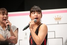 真剣すぎる森咲樹の気迫に怯える酒井瞳（左）と我妻桃実（右）。