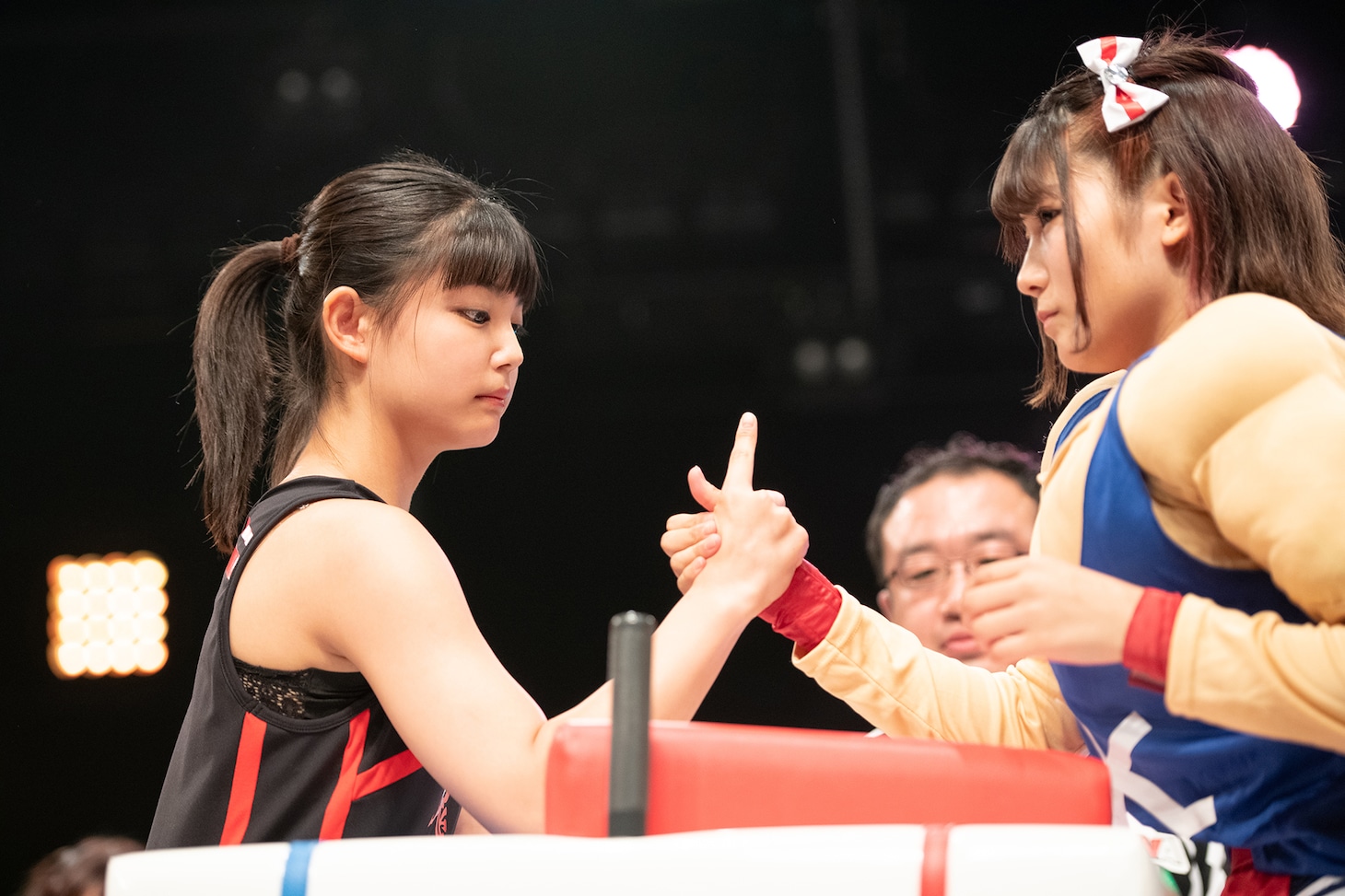 真のアイドル界最強を決めるべく拳を交える我妻桃実（左）と夏目みさき（右）。