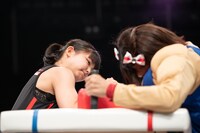 一気に勝負を決める我妻桃実（左）。